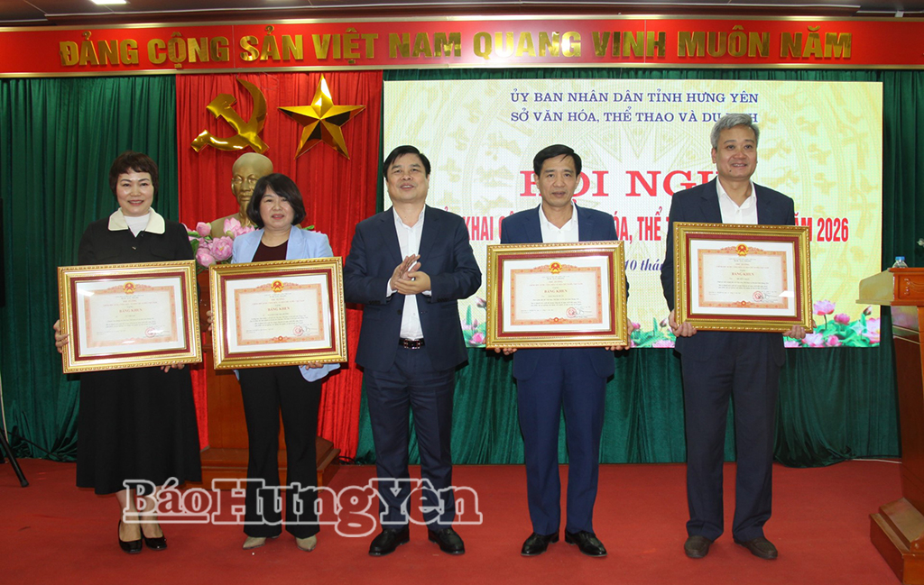 Thừa ủy quyền của Thủ tướng Chính phủ, đồng chí Phạm Văn Nghiêm, Phó Chủ tịch UBND tỉnh trao bằng khen của Thủ tướng Chính phủ tặng các cá nhân có thành tích xuất sắc.