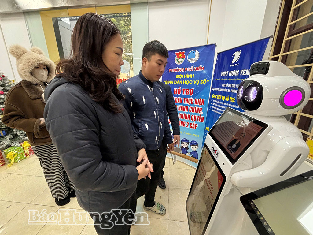 Robot lễ tân tại Trung tâm Phục vụ hành chính công phường Phố Hiến đem lại sựthân thiện, thuận tiện cho người tương tác.