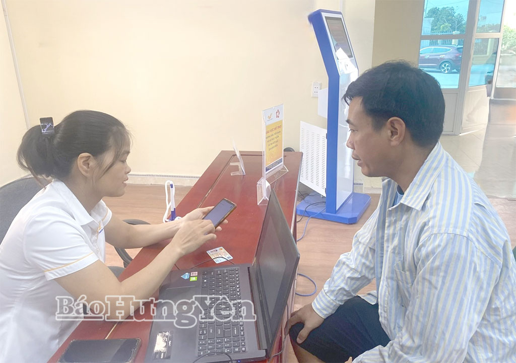 Người dân phường Trà Lý được hướng dẫn sử dụng dịch vụ công trực tuyến qua ứng dụng VNeID.