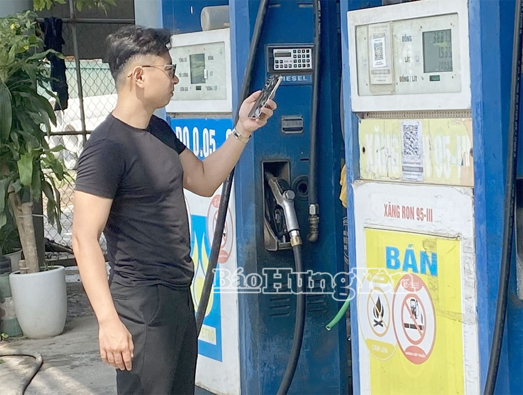 Khách hàng thanh toán không dùng tiền mặt tại một cây xăng ở xã Việt Yên.