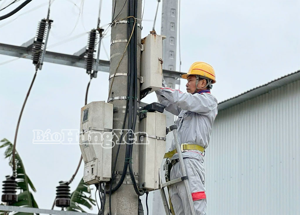 Viettel Hưng Yên thường xuyên quan tâm đầu tư hạ tầng mạng viễn thông bảo đảm thông suốt, ổn định phục vụ chuyển đổi số.