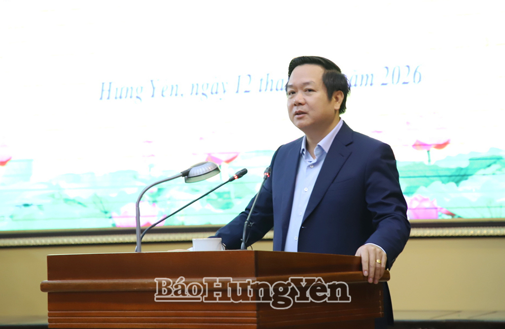 Đồng chí Chủ tịch UBND tỉnh Phạm Quang Ngọc phát biểu tại hội nghị.