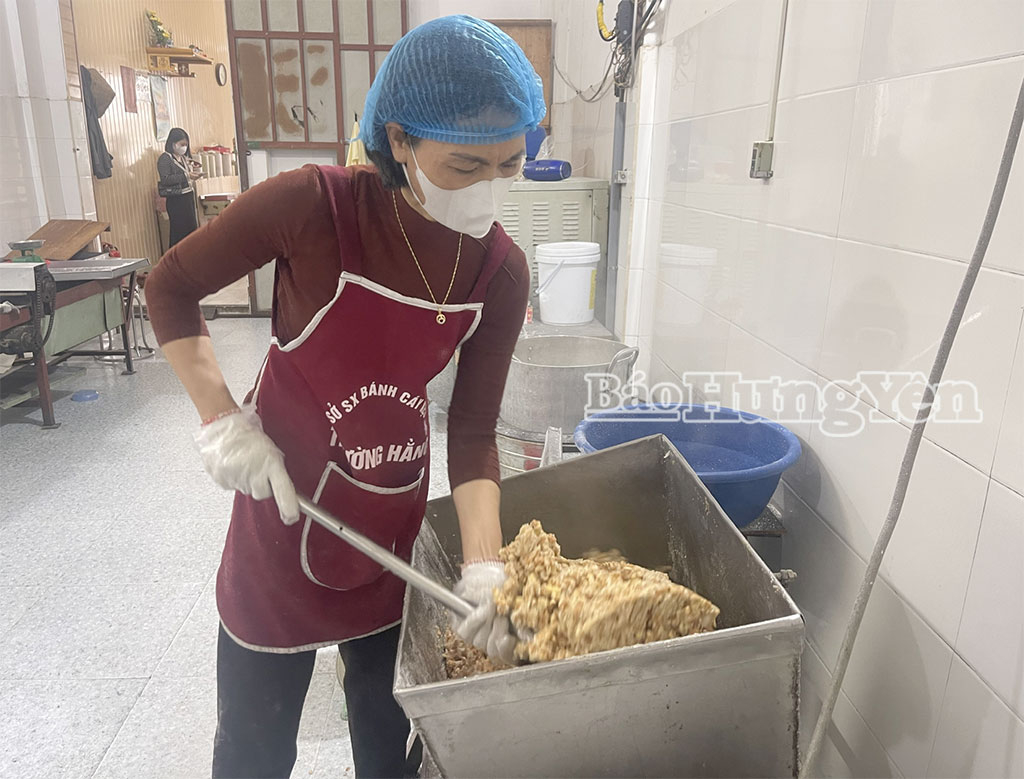 Công ty TNHH Sản Xuất và Thương Mại Trường Hằng khẩn trương hoàn thành mẻ bánh xuất bán dịp Tết.