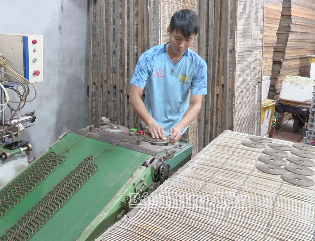 Cơ sở sản xuất Tâm Nguyên Hương (tổ dân phố Cao, phường Sơn Nam) khẩn trương sản xuất phục vụ thị trường Tết.