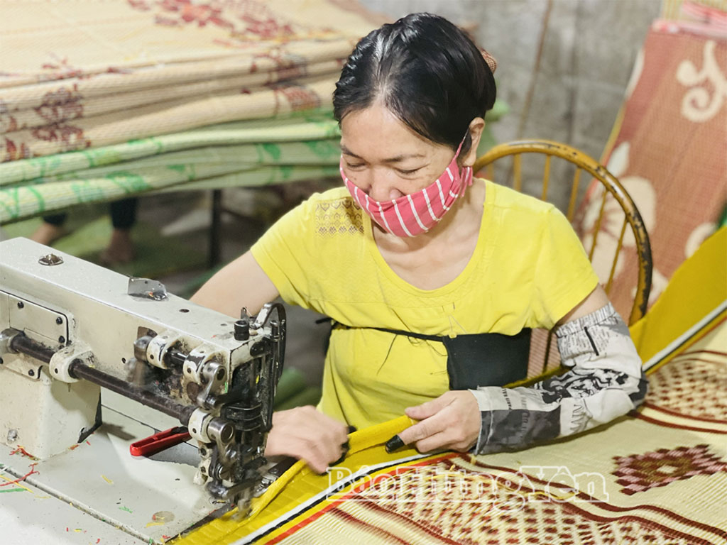 Hiện nay, chiếu làng Hới (xã Long Hưng) đã được cải tiến mẫu mã đáp ứng thị hiếu người tiêu dùng.