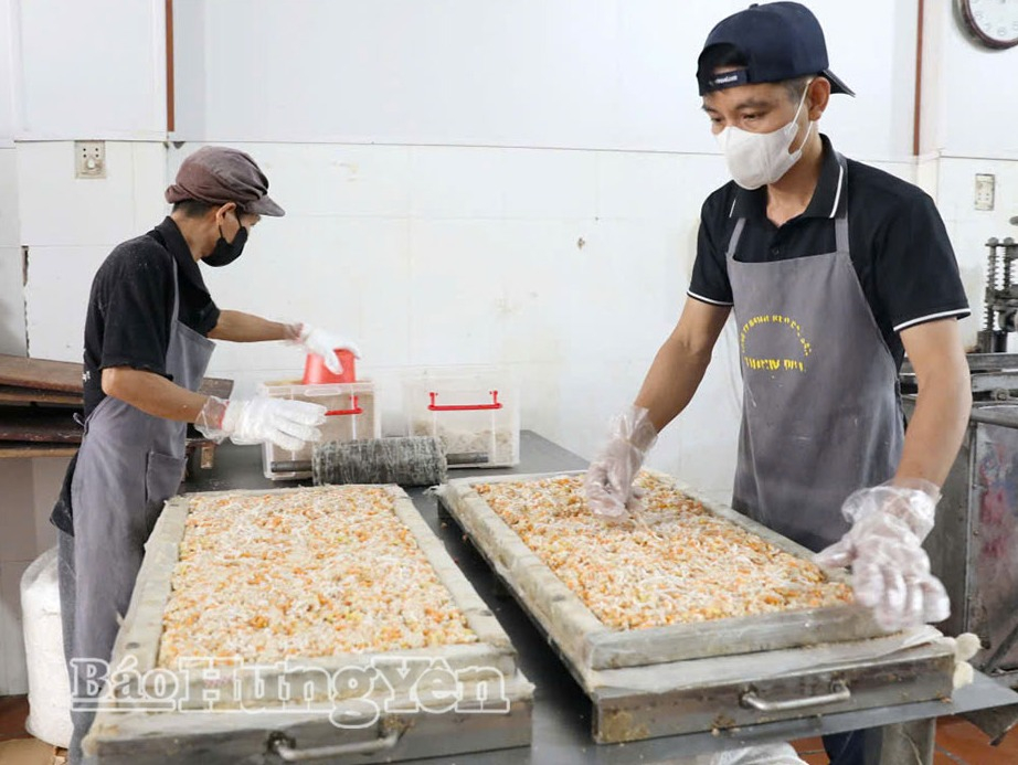 Công nhân Công ty TNHH Bánh kẹo đặc sản Thiên Đức (xã Đông Hưng) hối hả sản xuất các sản phẩm để phục vụ thị trường Tết.