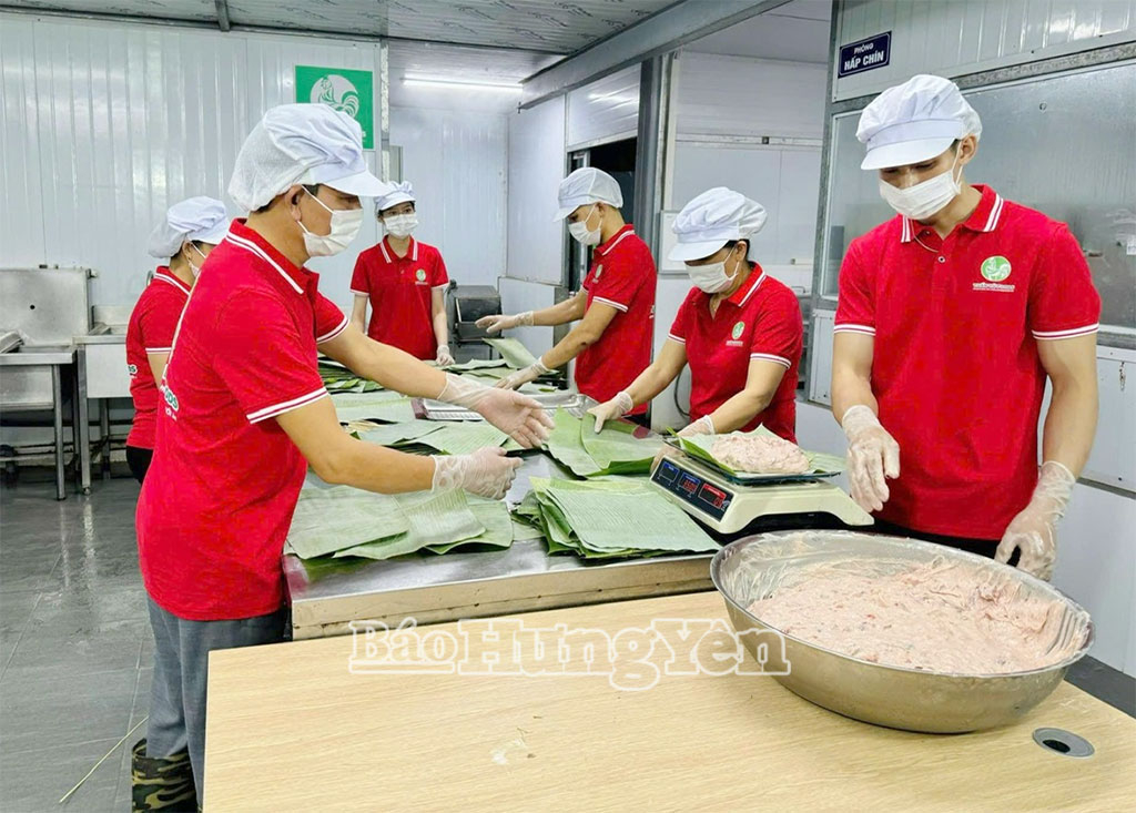 Chế biến giò gà Đông Tảo ở Công ty cổ phần thực phẩm Tuấn Vũ Foods, xã Hoàn Long.