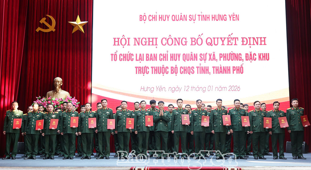 Đại tá Vũ Văn Định, Ủy viên Ban Thường vụ Tỉnh ủy, Chỉ huy trưởng Bộ CHQS tỉnh trao quyết định của Bộ Tư lệnh Quân khu 3 về việc điều động, bổ nhiệm cán bộ giữ chức vụ Chỉ huy trưởng Ban CHQS xã, phường trên địa bàn tỉnh.