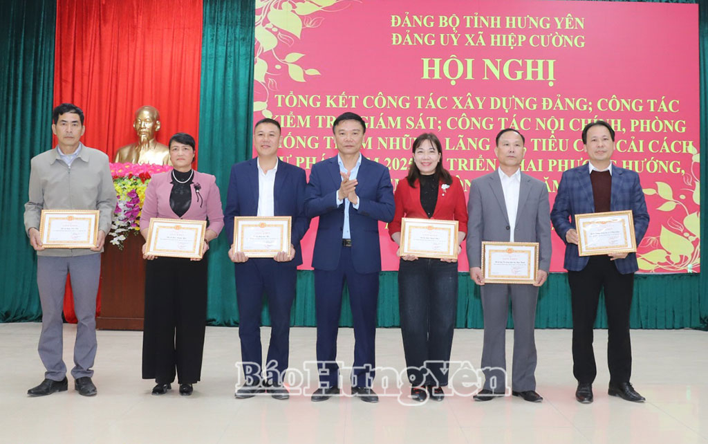 Trao Giấy khen của Ban Thường vụ Đảng ủy xã tặng các tập thể hoàn thành xuất sắc tiêu biểu năm 2025.