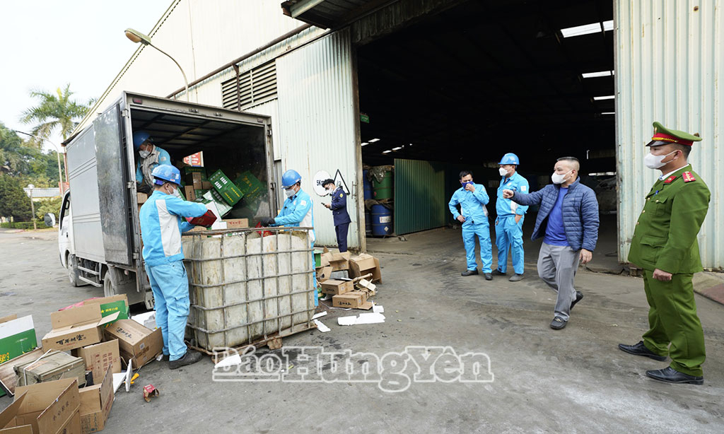 Lực lượng chức năng giám sát tiêu hủy 2.280 chai rượu không có hóa đơn, chứng từ hợp pháp, không đủ điều kiện lưu thông trên thị trường.