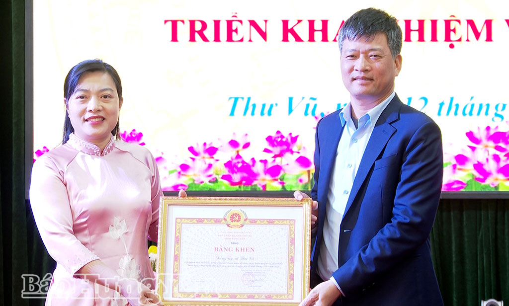 Đồng chí Lê Xuân Tiến, Ủy viên Ban Thường vụ Tỉnh ủy, Phó Chủ tịch Thường trực HĐND tỉnh trao Bằng khen tặng Chấp hành Đảng bộ xã Thư Vũ.