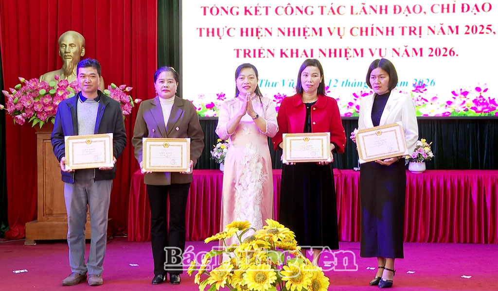 Lãnh đạo xã Thư Vũ khen thưởng các tập thể, cá nhân có thành tích xuất sắc năm 2025.