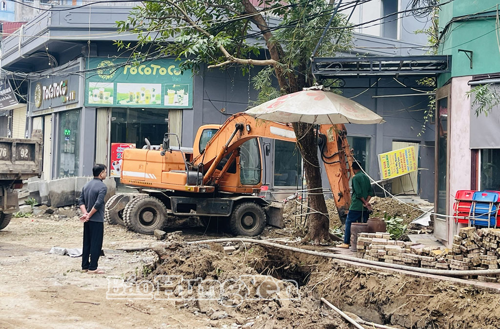 Đẩy nhanh tiến độ thi công tuyến đường tại thôn Nhân Cầu 3, xã Hưng Hà.