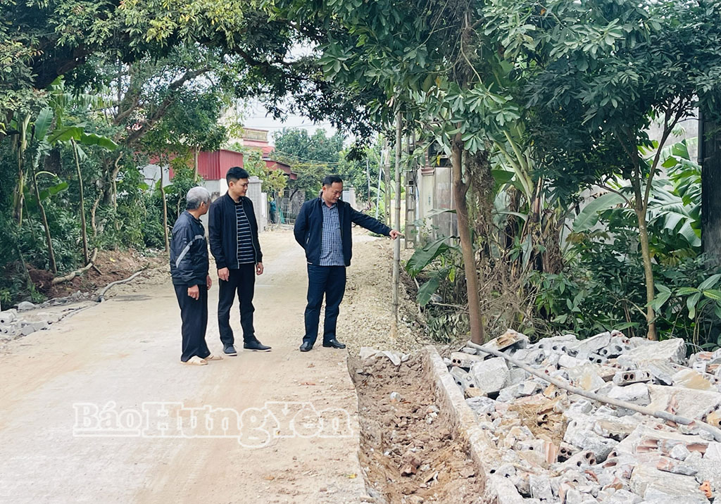 Người dân thôn Tuy Lai, xã Hưng Hà tự giác giải phóng mặt bằng phục vụ thi công tuyến đường.