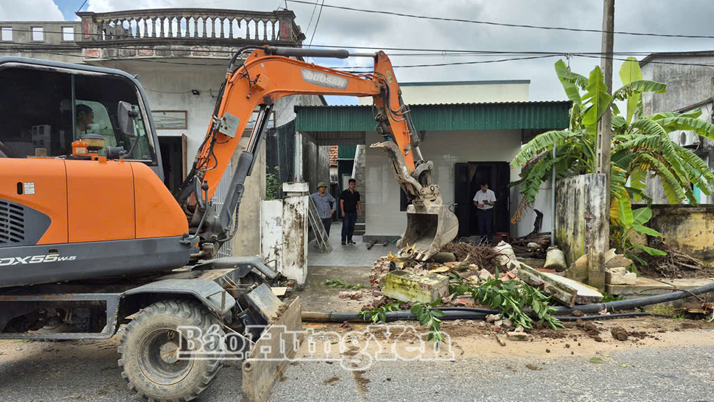 Người dân xã Thư Vũ tự nguyện tháo dỡ tường bao, cổng giậu bàn giao mặt bằngphục vụ dự án cải tạo, nâng cấp, sửa chữa tuyến đường Đoài - Việt - Vinh.