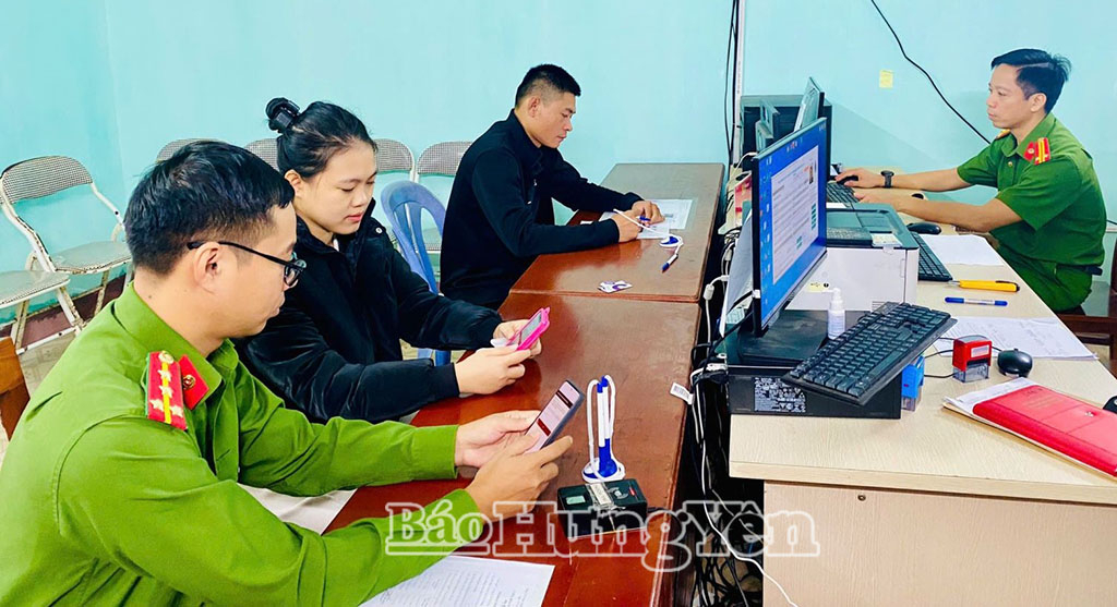 Công an xã Vũ Quý hướng dẫn cán bộ, đảng viên và Nhân dân xử lý thông tin quaứng dụng VNeID.