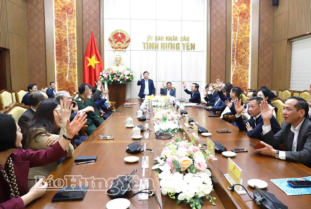 Các đại biểu biểu quyết nhất trí giới thiệu người tham gia ứng cử đại biểu HĐND tỉnh khóa XVIII, nhiệm kỳ 2026 - 2031.