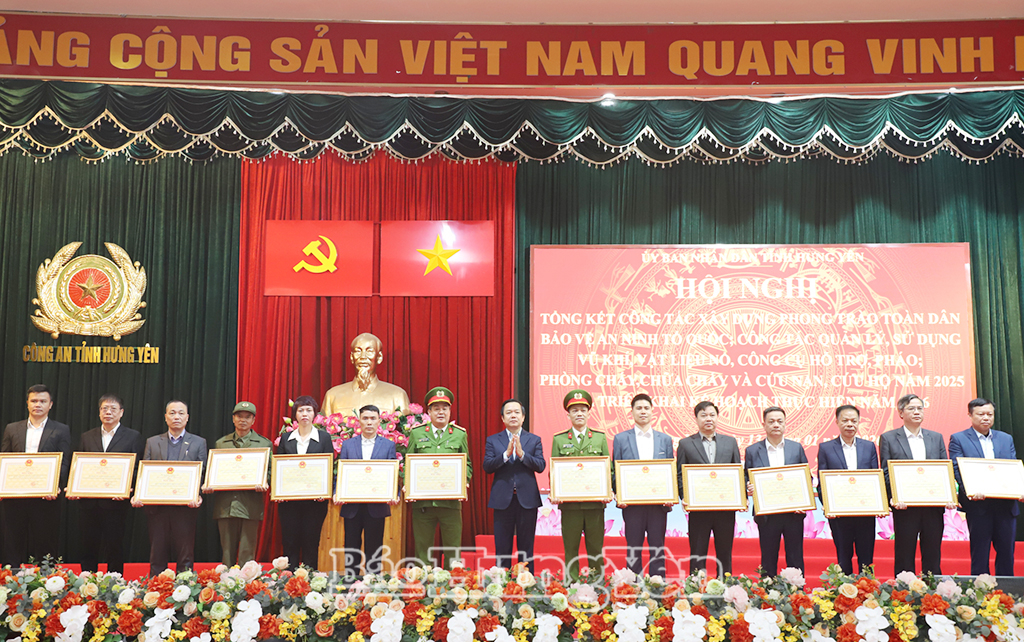 Đồng chí Chủ tịch UBND tỉnh Phạm Quang Ngọc trao Bằng khen tặng các tập thể có thành tích xuất sắc trong phong trào toàn dân bảo vệ an ninh Tổ quốc; có thành tích xuất sắc trong công tác quản lý, sử dụng vũ khí, vật liệu nổ, công cụ hỗ trợ và pháo; có thành tích xuất sắc trong công tác phòng cháy, chữa cháy và cứu nạn, cứu hộ.