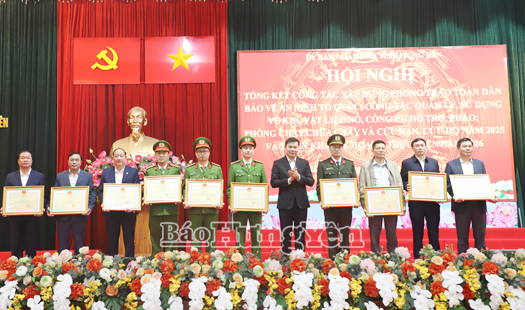 Đồng chí Phó Chủ tịch Thường trực UBND tỉnh Nguyễn Lê Huy trao Bằng khen của Chủ tịch UBND tỉnh tặng các cá nhân có thành tích xuất sắc trong công tác quản lý, sử dụng vũ khí, vật liệu nổ, công cụ hỗ trợ và pháo; có thành tích xuất sắc trong công tác phòng cháy, chữa cháy và cứu nạn, cứu hộ.