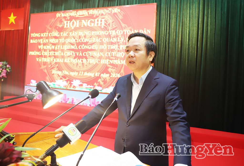 Đồng chí Chủ tịch UBND tỉnh Phạm Quang Ngọc phát biểu tại hội nghị.