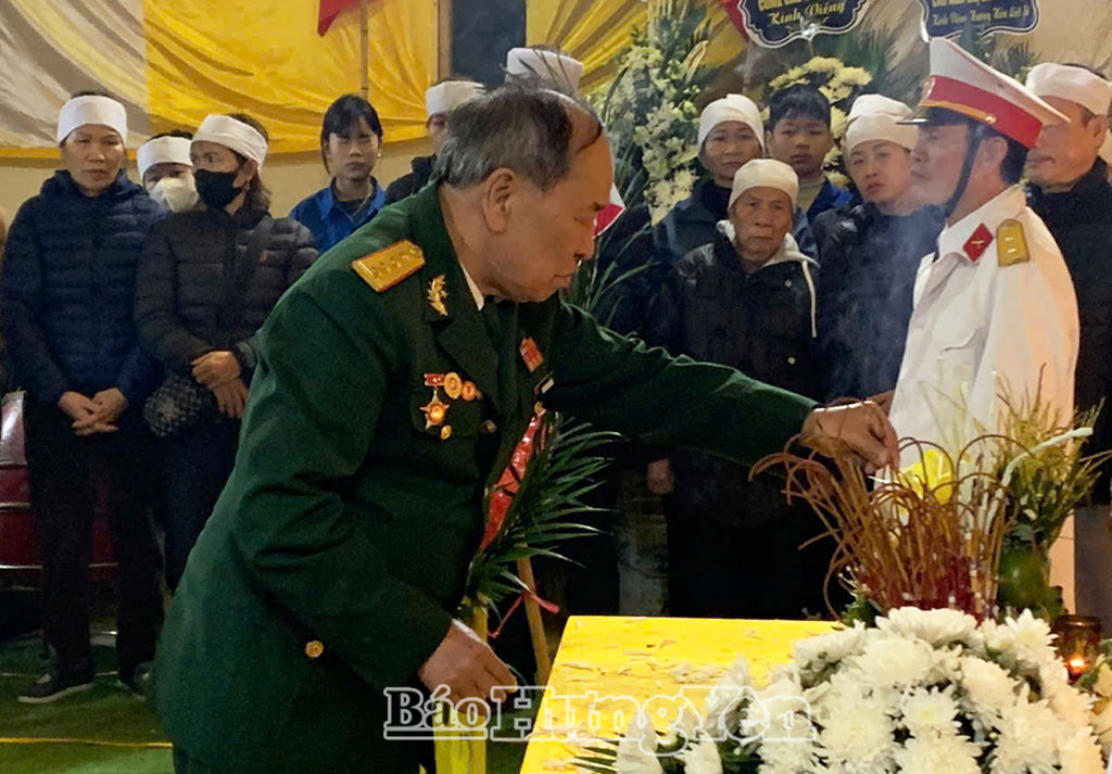 Lãnh đạo Hội Hỗ trợ gia đình liệt sĩ tỉnh Hưng Yên dâng hưởng tưởng niệm liệt sĩ Phạm Đường.
