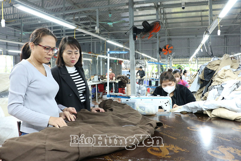 Công ty may của gia đình chị Lê Thị Thu Thủy, hội viên Chi hội phụ nữ thôn Đông Cường tạo việc làm ổn định cho nhiều lao động địa phương.