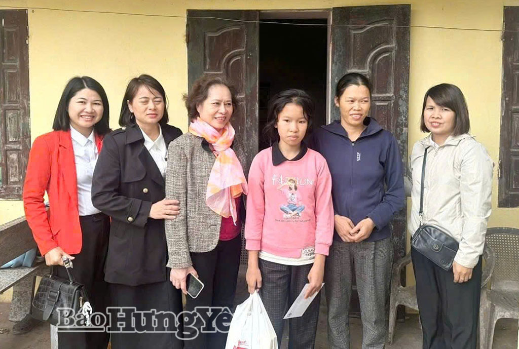 Hội LHPN xã Nam Cường thường xuyên thăm hỏi, tặng quà cho cháu Tạ Minh Hằng,thôn Việt Thắng có hoàn cảnh đặc biệt khó khăn.