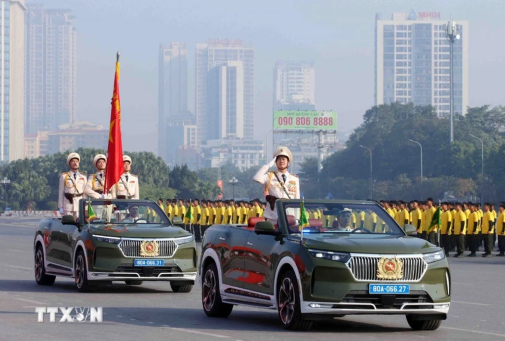 Xe chỉ huy và Tổ Công an kỳ dẫn đầu đội hình đại diện cho các lực lượng tham gia bảo vệ Đại hội Đảng toàn quốc lần thứ XIV. (Ảnh: Phạm Kiên/TTXVN).