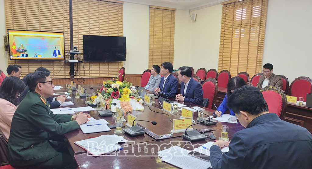 Các đại biểu theo dõi trực tuyến nội dung hội nghị triển khai các cam kết, thỏa thuận trong các hoạt động đối ngoại cấp cao.