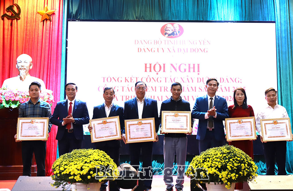 Các đảng viên hoàn thành xuất sắc nhiệm vụ năm 2025 của xã Đại Đồng được khen thưởng.