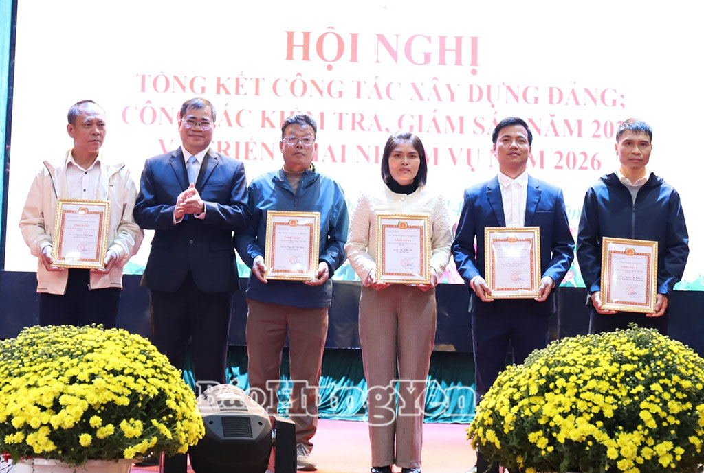 Các đồng chí bí thư chi bộ tiêu biểu trong thực hiện nhiệm vụ năm 2025 được khen thưởng.