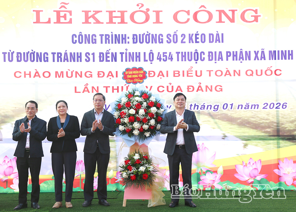 Đồng chí Phạm Văn Nghiêm, Phó Chủ tịch UBND tỉnh tặng hoa chúc mừng.