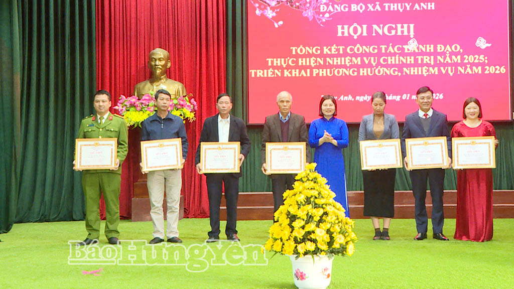 Lãnh đạo xã Thụy Anh  trao giấy khen cho các tập thể có thành tích xuất sắc trong năm 2025.