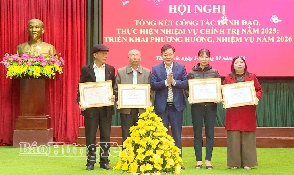 Lãnh đạo xã Thụy Anh trao giấy khen cho các tập thể có thành tích xuất sắc trong công tác xây dựng Đảng, học tập và làm theo tư tưởng, đạo đức, phong cách Hồ Chí Minh. 