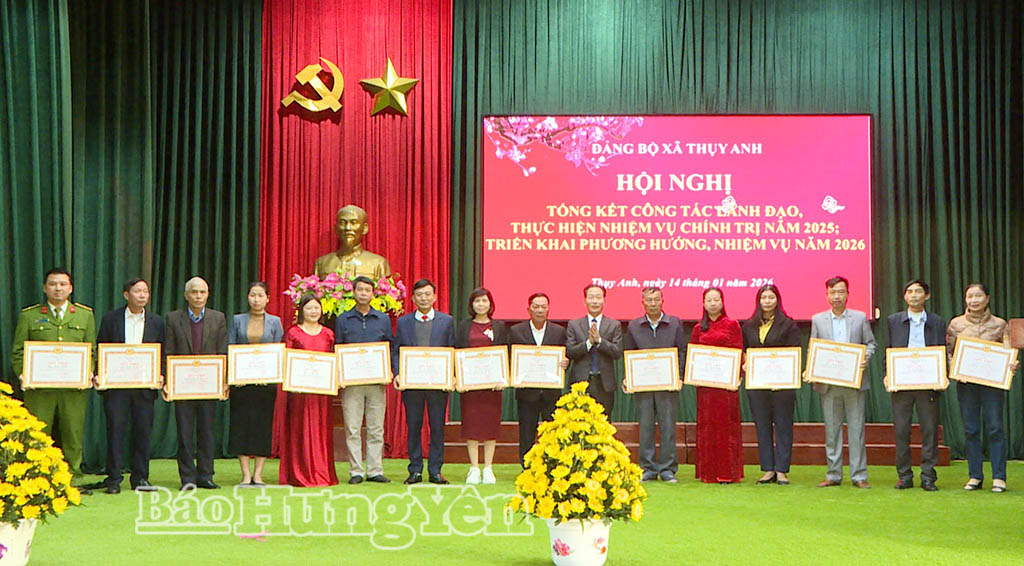 Lãnh đạo xã Thụy  Anh trao giấy khen cho các cá nhân có thành tích xuất sắc trong năm 2025.