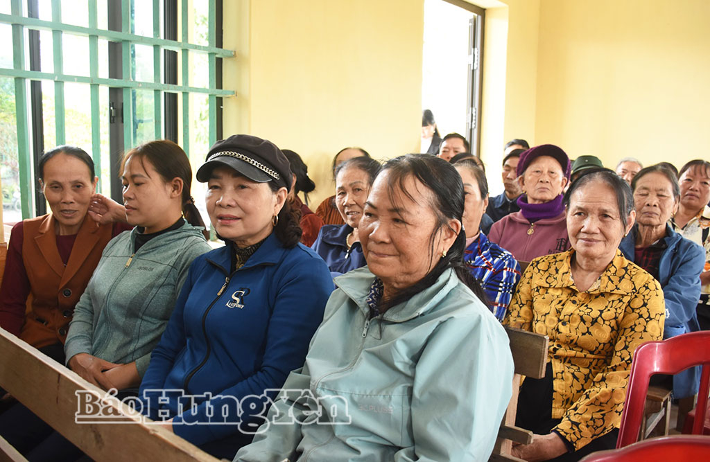 Cử tri xã Tân Tiến tham dự hội nghị.