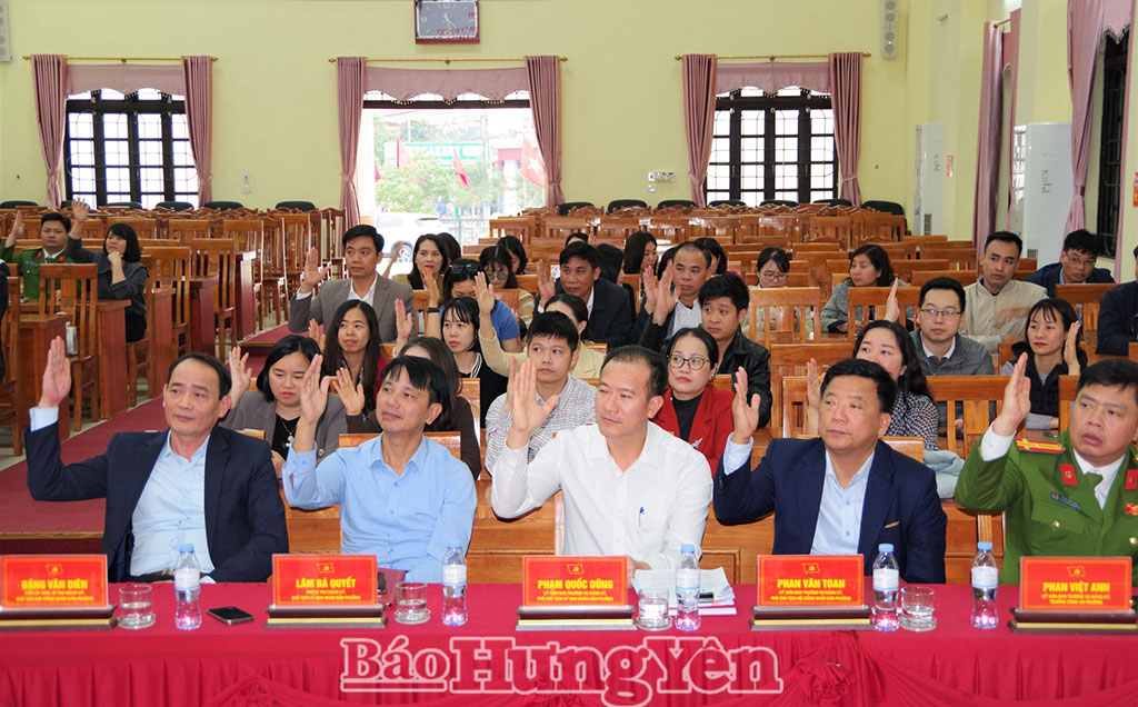 Các cử tri biểu quyết thống nhất danh sách những người được dự kiến giới thiệu ứng cử đại biểu HĐND phường Hồng Châu nhiệm kỳ 2026 - 2031.