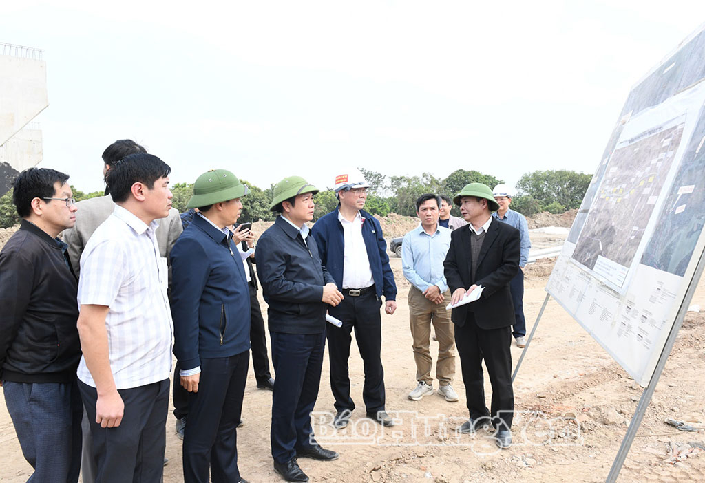 Đồng chí Phó Bí thư Tỉnh ủy, Chủ tịch UBND tỉnh Phạm Quang Ngọc cùng đoàn công tác kiểm tra thực địa dự án đường Tân Phúc - Võng Phan tại xã Hồng Quang. (Ảnh Lê Hiếu)