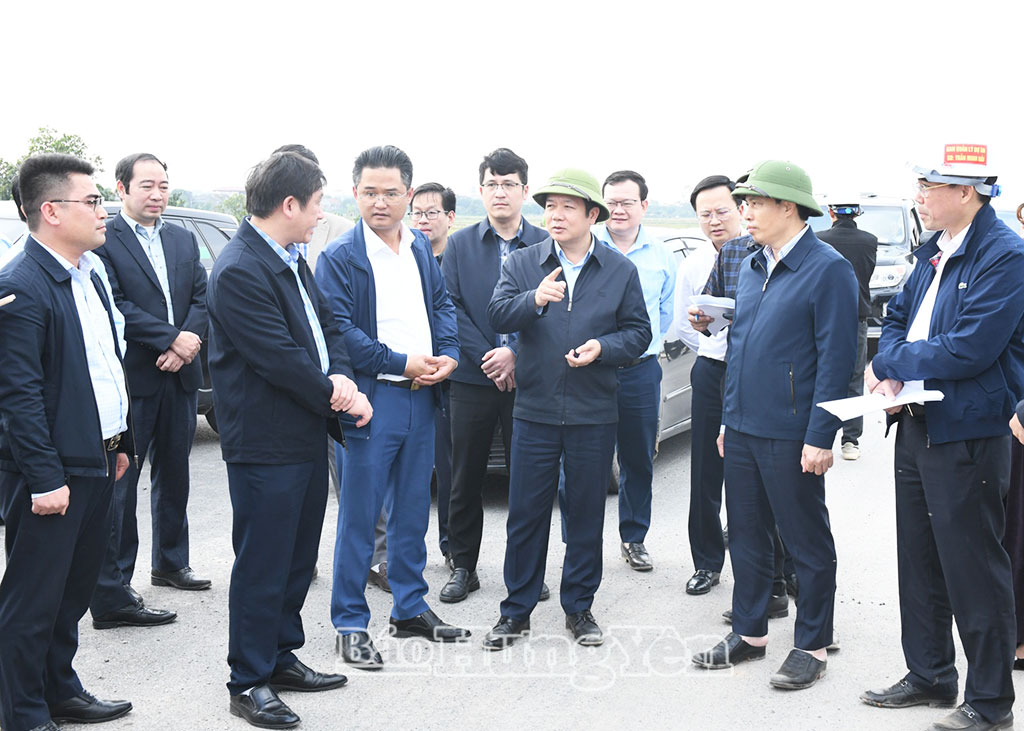 Đồng chí Phó Bí thư Tỉnh ủy, Chủ tịch UBND tỉnh Phạm Quang Ngọc cùng đoàn công tác kiểm tra thực địa dự án đường Tân Phúc - Võng Phan tại xã Đoàn Đào. (Ảnh Lê Hiếu)