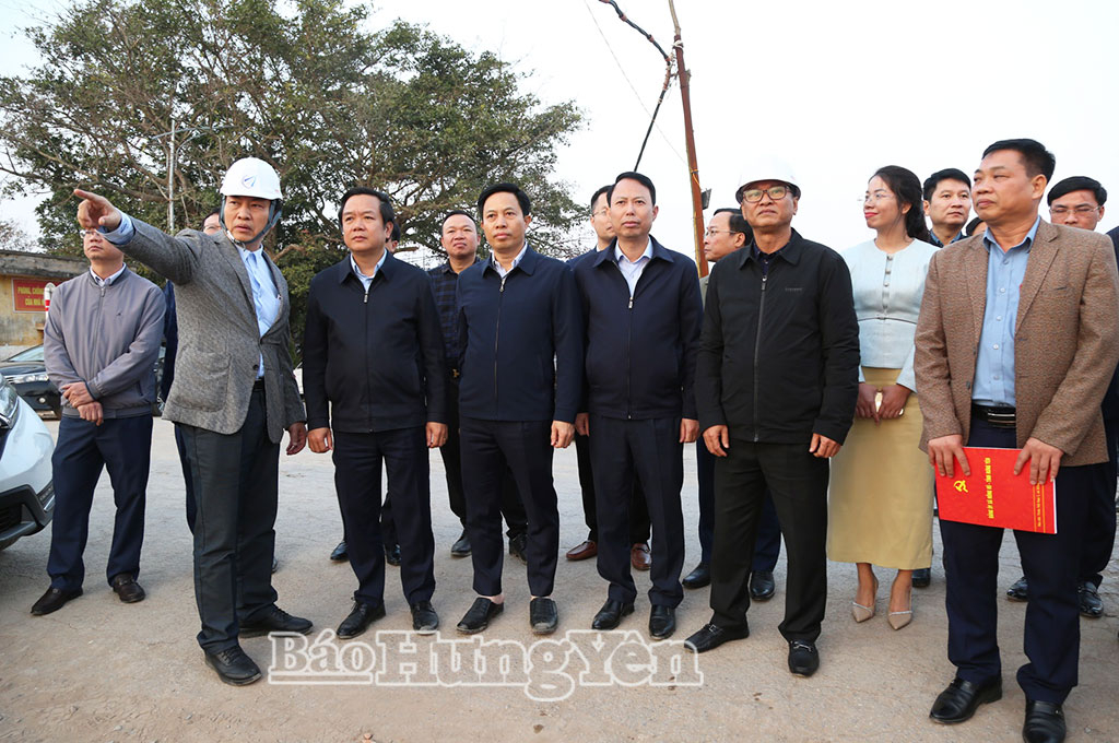 Nhà thầu thi công báo cáo tiến độ triển khai dự án tuyến đường cao tốc Ninh Bình - Hải Phòng, đoạn qua địa phận tỉnh Hưng Yên tại thực địa. (Ảnh Trịnh Cường)