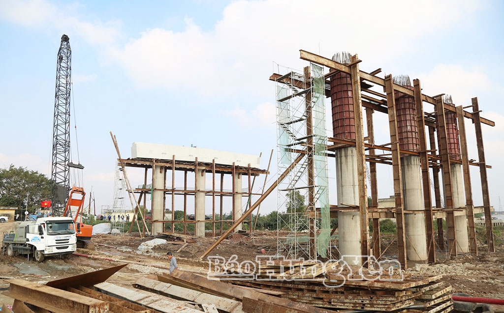 Doanh nghiệp dự án tập trung nhân lực, phương tiện đẩy nhanh tiến độ thi công cầu vượt sông Hồng. (Ảnh Trịnh Cường)