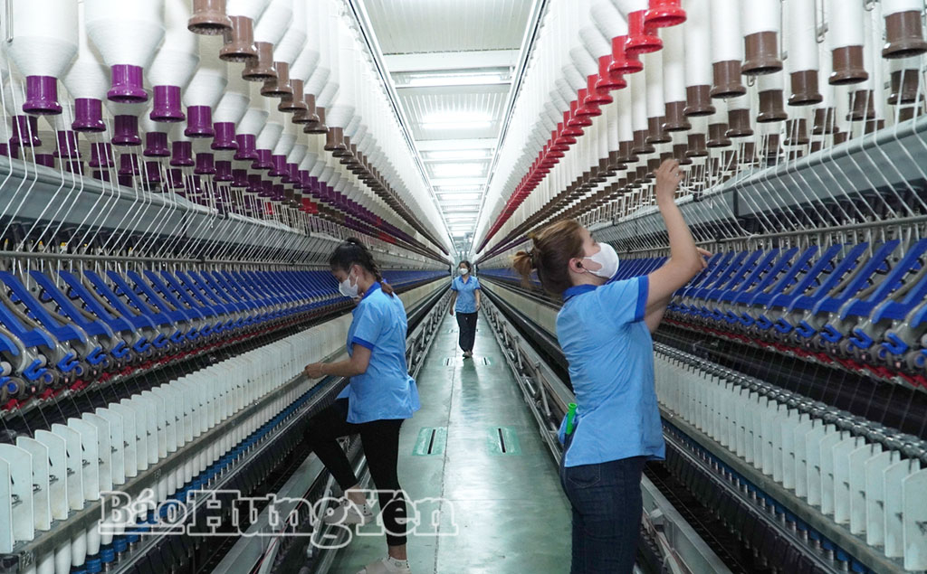 Công nhân Công ty Cổ phần Sợi Trà Lý làm việc trên dây chuyền sản xuất sợicông nghệ cao tại Nhà máy Sợi số 5, xã Yên Mỹ.