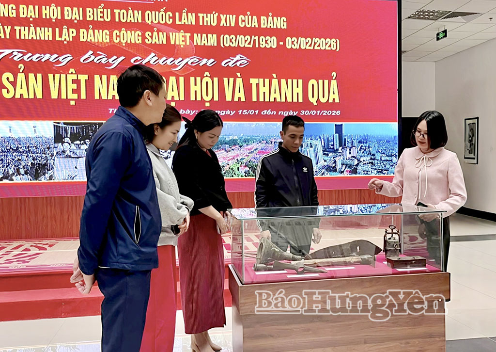 Trưng bày giới thiệu 100 tài liệu, hình ảnh và hiện vật tiêu biểu, phản ánh quá trình ra đời, phát triển và lịch sử vẻ vang của Đảng Cộng sản Việt Nam.