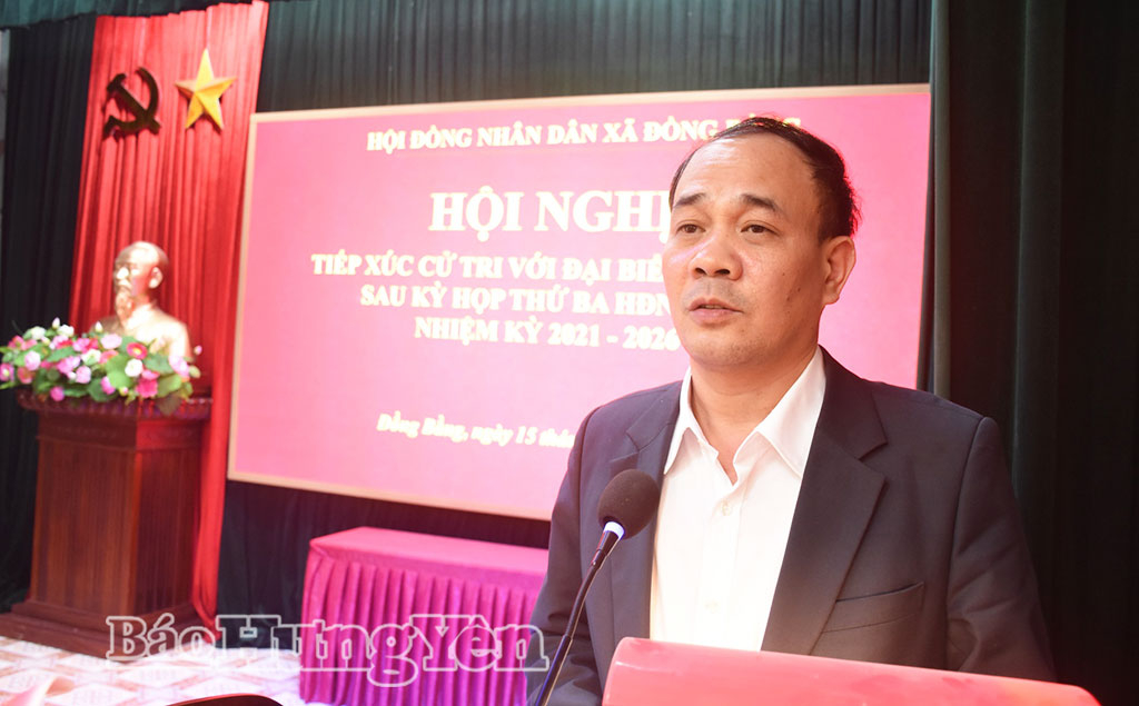 Lãnh đạo xã Đồng Bằng thông tin và trả lời một số kiến nghị của cử tri.