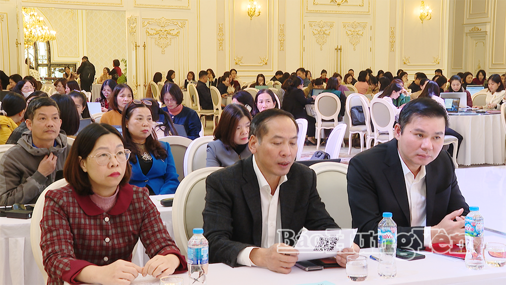 Đồng chí Nguyễn Lê Huy, Ủy viên Ban Thường vụ Tỉnh ủy, Phó Chủ tịch Thường trực UBND tỉnh và các đại biểu dự hội nghị.