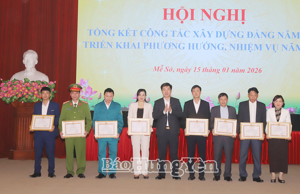 Lãnh đạo xã Mễ Sở trao giấy khen của Ban Thường vụ Đảng ủy xã cho các tập thể có thành tích xuất sắc năm 2025.