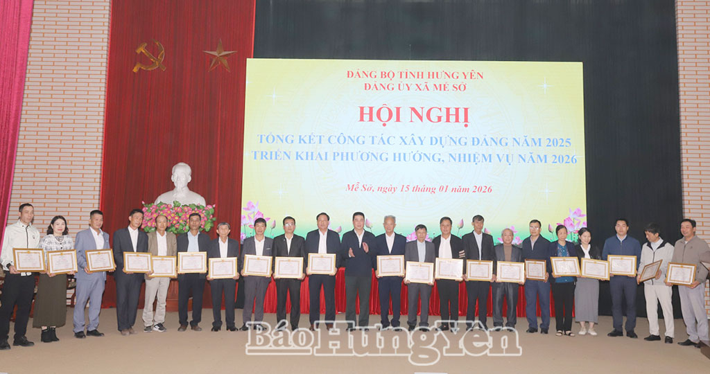 Lãnh đạo xã Mễ Sở trao giấy khen của Ban Thường vụ Đảng ủy xã cho các cá nhân có thành tích xuất sắc năm 2025.