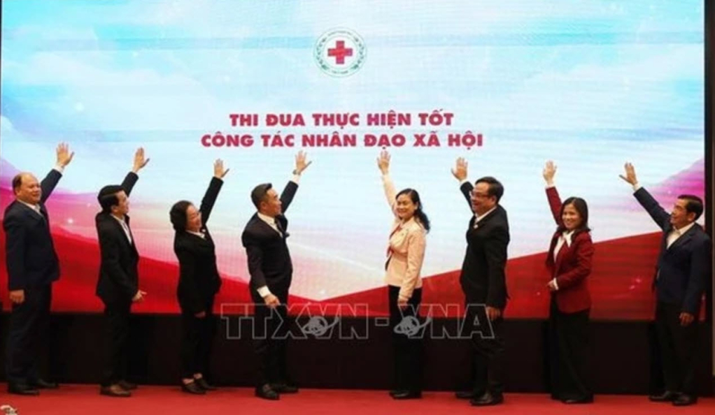 Các đại biểu ấn nút phát động phong trào thi đua năm 2026 của Hội Chữ thập đỏ Việt Nam. (Ảnh: TTXVN phát)