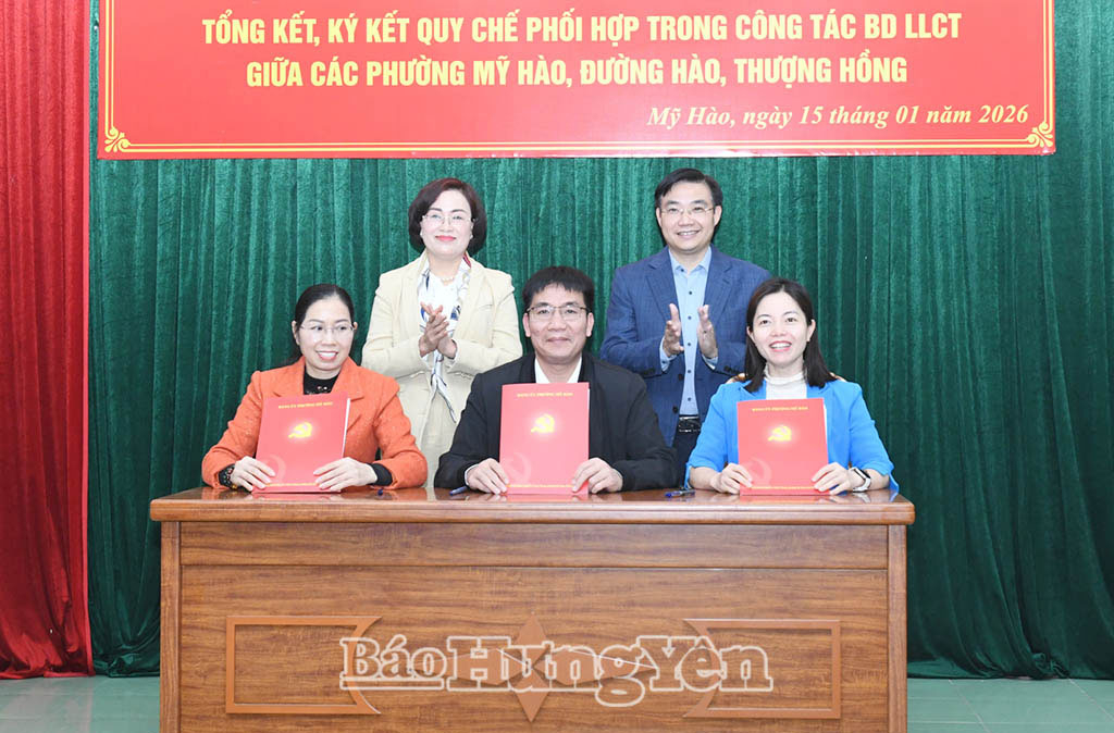 Đại diện Đảng ủy các phường: Mỹ Hào, Đường Hào, Thượng Hồng ký kết quy chế phối hợp.