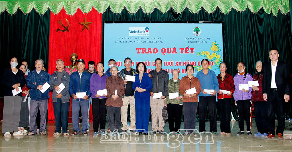 Trao quà tặng người cao tuổi có hoàn cảnh khó khăn trên địa bàn xã Hồng Quang.